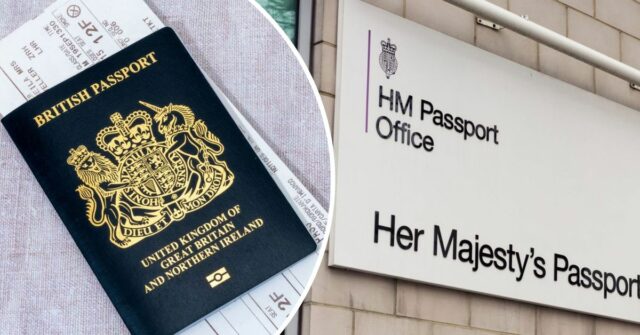 Londres, Reino Unido - 7 de março de 2023: Um novo passaporte britânico azul com cartão de embarque de companhia aérea. Desde que o Reino Unido deixou a União Europeia em 2020, os novos passaportes britânicos regressaram à sua cor azul original.