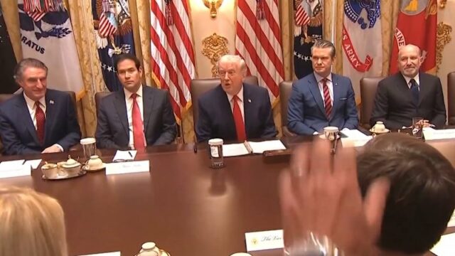 Cidade dos EUA pede respostas após tiroteios fatais no ICE
