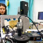 Uma pesquisadora coloca a mão em uma imagem do texto do catálogo de estrelas perdidas, também conhecido como mapa estelar, do astrônomo grego Hipparchus, que foi revelado pelo uso de um raio-x com um acelerador de partículas abaixo, é uma varredura do Codex Climaci Rescriptus que foi escrito no topo do mapa estelar, no SLAC National Accelerator Laboratory em Menlo Park, Califórnia, na quarta-feira, 21 de janeiro de 2026. (Shae Hammond/Bay Area News Grupo)