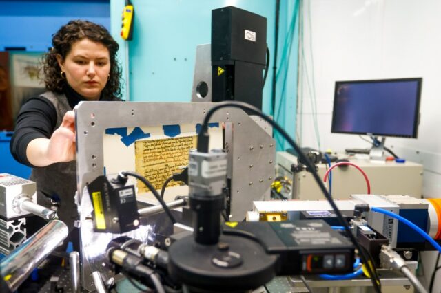 Uma pesquisadora coloca a mão em uma imagem do texto do catálogo de estrelas perdidas, também conhecido como mapa estelar, do astrônomo grego Hipparchus, que foi revelado pelo uso de um raio-x com um acelerador de partículas abaixo, é uma varredura do Codex Climaci Rescriptus que foi escrito no topo do mapa estelar, no SLAC National Accelerator Laboratory em Menlo Park, Califórnia, na quarta-feira, 21 de janeiro de 2026. (Shae Hammond/Bay Area News Grupo)