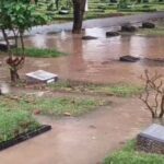 Cinco RTs, três estradas e cemitérios em Jacarta foram inundados devido à chuva desde sábado