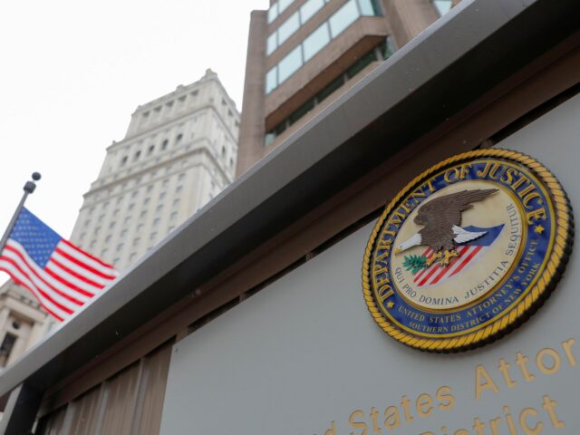 Cinco legisladores dos EUA investigados por alertar as tropas sobre (ARQUIVOS) A ex-congressista Gabby Giffords (L) e seu marido, o senador americano Mark Kelly, democrata do Arizona, sobem no palco durante o comício e concerto da véspera das eleições da campanha Harris-Walz no Celebrity Theatre em Phoenix, Arizona, em 4 de novembro de 2024.