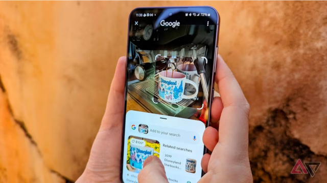 Circle to Search poderá em breve priorizar respostas de conversação Um Samsung Galaxy S24 executando um círculo para pesquisar.