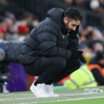 Patrick Dorgu comemora com seus companheiros durante a partida da Premier League entre Manchester United e Newcastle United.