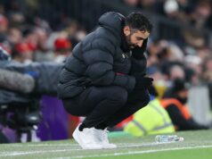 Clarence Seedorf diz que Ruben Amorim continuou cometendo erros ‘básicos’ no Man Utd, Michael Carrick corrigiu Patrick Dorgu comemora com seus companheiros durante a partida da Premier League entre Manchester United e Newcastle United.