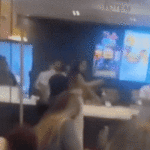 Cliente do McDonald's é flagrado lançando chute voador em funcionário durante briga acirrada