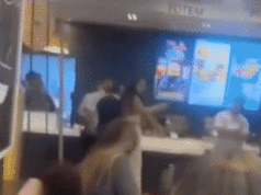Cliente do McDonald’s é flagrado lançando chute voador em funcionário durante briga acirrada Cliente do McDonald's é flagrado lançando chute voador em funcionário durante briga acirrada