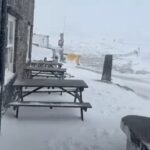 Clientes e funcionários ficaram presos no The Tan Hill Inn - o pub mais alto da Grã-Bretanha - ontem, quando as condições de nevasca durante a tempestade Chandra causaram estragos