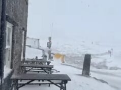 Clientes e funcionários ficam presos no pub mais alto da Grã-Bretanha enquanto as condições de nevasca durante a tempestade Chandra causam estragos Clientes e funcionários ficaram presos no The Tan Hill Inn - o pub mais alto da Grã-Bretanha - ontem, quando as condições de nevasca durante a tempestade Chandra causaram estragos