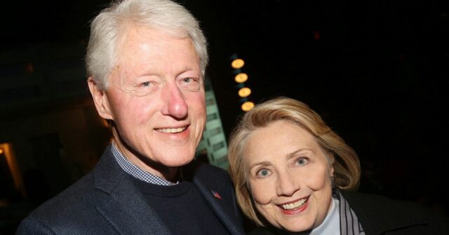 Bill e Hillary Clinton na noite de abertura da nova peça do Manhattan Theatre Club 