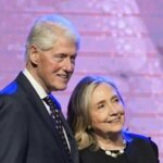 Jeffrey Epstein e Bill Clinton juntos em uma imagem sem data divulgada no ano passado como parte dos chamados arquivos Epstein.