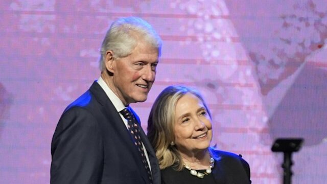 Jeffrey Epstein e Bill Clinton juntos em uma imagem sem data divulgada no ano passado como parte dos chamados arquivos Epstein.