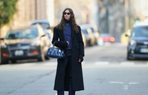 Coach Outlet está realizando uma grande promoção em bolsas de uso diário – até 70% de desconto NOVA IORQUE, NOVA IORQUE - 31 DE MARÇO: Katie Holmes posa na noite de abertura do David Mamet's