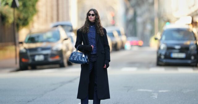 Coach Outlet está realizando uma grande promoção em bolsas de NOVA IORQUE, NOVA IORQUE - 31 DE MARÇO: Katie Holmes posa na noite de abertura do David Mamet's