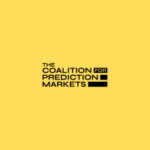 Fundo amarelo com o logotipo da Coalition for Prediction Markets no centro. Coalition for Prediction Markets apóia o projeto de lei do deputado Ritchie Torres contra o uso de informações privilegiadas