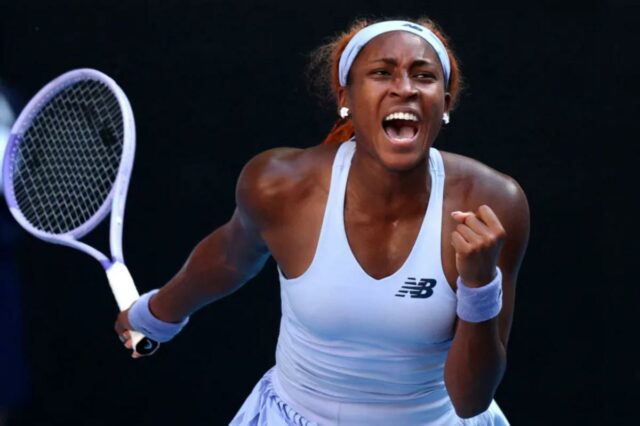 Coco Gauff comemora após vitória por três sets sobre Karolina Muchova na quarta rodada do Aberto da Austrália, em 25 de janeiro de 2026.