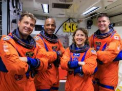 NASA fornecerá atualizações sobre a missão do astronauta Artemis II à lua Estrelas são vistas no céu junto com vários raios de luz de meteoros.