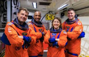 NASA fornecerá atualizações sobre a missão do astronauta Artemis II à lua Estrelas são vistas no céu junto com vários raios de luz de meteoros.