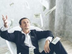 Coisas não ditas às quais os ultra-ricos têm acesso e que deixam as pessoas de queixo caído Mulher com vestido dourado e homem de óculos escuros saindo de uma limusine branca.