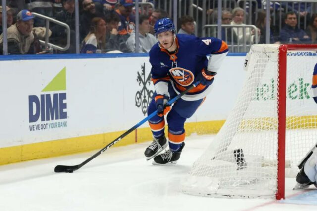 Cole McWard chama sua estreia nos Islanders de 'um construtor O defensor dos Islanders, Cole McWard (4), patina com o disco contra o Toronto Maple Leafs durante o terceiro período na UBS Arena.