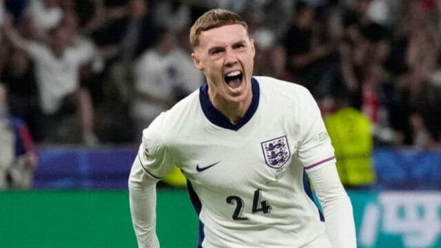 Cole Palmer visto vestindo uma camisa do Manchester United
