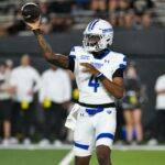 TJ Finley nº 4 do Georgia State Panthers passa a bola contra o Vanderbilt Commodores no primeiro tempo no FirstBank Stadium em 20 de setembro de 2025 em Nashville, Tennessee.