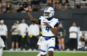College QB TJ Finley é transferido para sua sétima escola diferente TJ Finley nº 4 do Georgia State Panthers passa a bola contra o Vanderbilt Commodores no primeiro tempo no FirstBank Stadium em 20 de setembro de 2025 em Nashville, Tennessee.