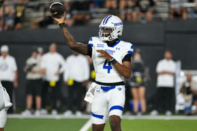 TJ Finley nº 4 do Georgia State Panthers passa a bola contra o Vanderbilt Commodores no primeiro tempo no FirstBank Stadium em 20 de setembro de 2025 em Nashville, Tennessee.