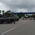 Um membro da Guarda Nacional Venezuelana monta guarda no lado venezuelano da Ponte Internacional Simón Bolívar (Jim Glade/Al Jazeera)