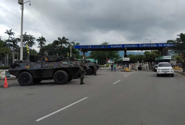 Um membro da Guarda Nacional Venezuelana monta guarda no lado venezuelano da Ponte Internacional Simón Bolívar (Jim Glade/Al Jazeera)