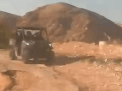 Colonos israelenses perseguem ônibus escolar palestino na Cisjordânia ocupada Colonos israelenses perseguem ônibus escolar palestino na Cisjordânia ocupada