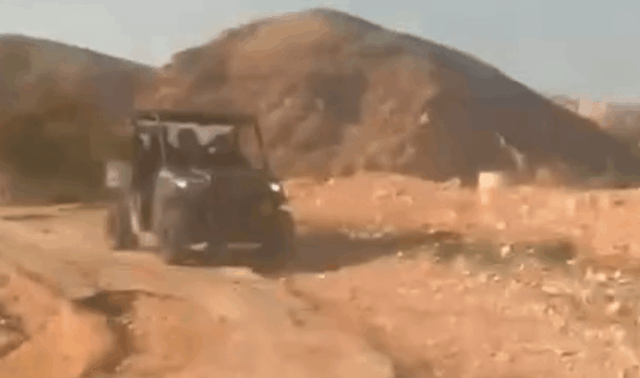 Colonos israelenses perseguem ônibus escolar palestino na Cisjordânia ocupada Colonos israelenses perseguem ônibus escolar palestino na Cisjordânia ocupada