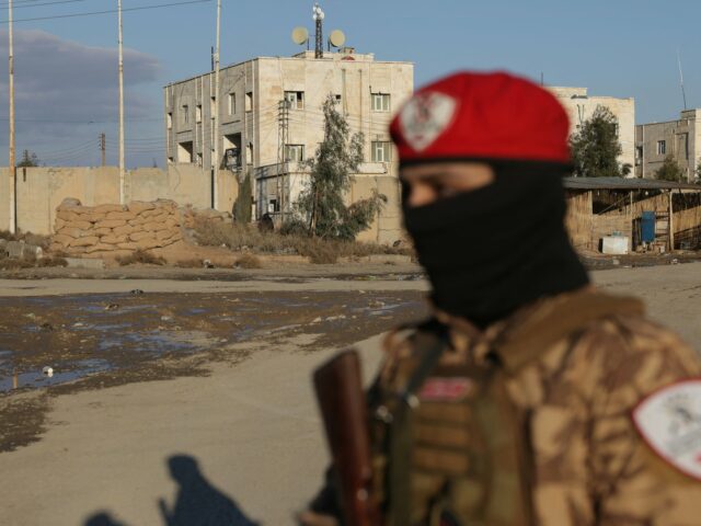 Combatentes do ISIL fogem da prisão enquanto o exército sírio entra em confronto com as SDF lideradas pelos curdos
