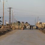 Combatentes do ISIS se libertam da prisão síria em meio à caótica transferência do governo