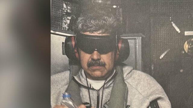 Nicolás Maduro é cercado por seguranças antes de comparecer a um tribunal de Nova York.