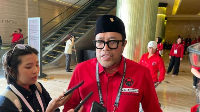 Comissão de Erradicação da Corrupção examina o presidente do PDIP de West Java, Ono Surono, sobre o caso de suborno do regente de Bekasi
