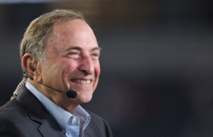 Comissário da NHL diz que assistiu ‘rivalidade acalorada’ em uma noite: ‘É uma história maravilhosa’ Comissário da NHL diz que assistiu 'rivalidade acalorada' em uma noite: 'É uma história maravilhosa'