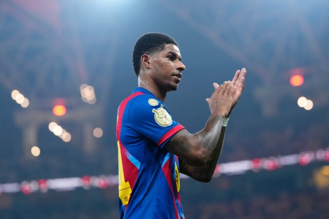 O técnico do Manchester United, Ruben Amorim, dando instruções a Marcus Rashford.