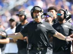 Como John Harbaugh se saiu contra os rivais do Giants na NFC East O técnico John Harbaugh do Baltimore Ravens reage a uma chamada de interferência de passe durante o segundo quarto contra o Houston Texans no jogo no M&T Bank Stadium em 5 de outubro de 2025 em Baltimore, Maryland.