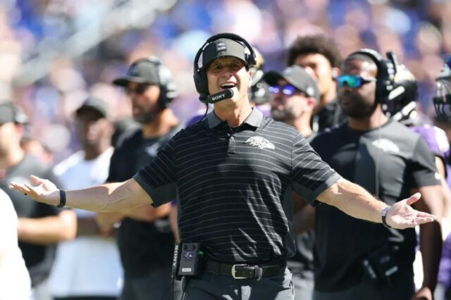 O técnico John Harbaugh do Baltimore Ravens reage a uma chamada de interferência de passe durante o segundo quarto contra o Houston Texans no jogo no M&T Bank Stadium em 5 de outubro de 2025 em Baltimore, Maryland.