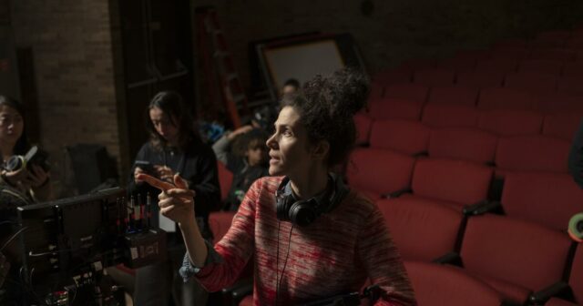 Como NB Mager encontrou seu 'canal de ansiedade para criatividade' para fazer o provocativo 'Run Amok'
