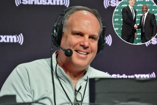 Um homem usando um fone de ouvido e uma jaqueta de cor clara sorri diante de um fundo com o logotipo SiriusXM.