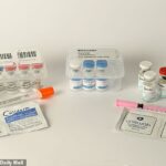 Um repórter disfarçado do Mail conseguiu comprar vários peptídeos não regulamentados (foto acima) de três revendedores on-line que promoveram seus benefícios para ganho e recuperação muscular.