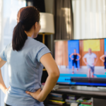 Como acompanhar qualquer vídeo de treino, mesmo se você for um iniciante