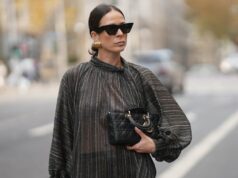 Como escritora de moda, sempre procuro essas 17 blusas emagrecedoras Amanda Mühle é vista vestindo um casaco de lã cinza com lapelas largas, fecho de botão e gola abotoada da Siyazu; um suéter de malha estampado em tom suave de verde e rosa com padrão argyle e textura de mistura de lã macia da Marc O'Polo Denim; uma camiseta branca de algodão da COS usada por baixo; jeans azul com corte reto e solto da Zara; botas Mou de camurça bege com sola plataforma e detalhes costurados exclusivos da Mou; uma “bolsa City” Balenciaga de couro rosa com formato suavemente desleixado, alças superiores e detalhes prateados da Balenciaga; vários anéis de prata da Pilgrim; segurando uma revista Vogue; óculos estilo aviador com armação rosa e lentes levemente coloridas da Lexxola; brincos de prata com acabamento escultural da Mango; seus longos cabelos castanhos estão soltos e repartidos de lado em 8 de janeiro de 2026 em Munique, Alemanha.