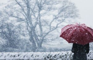 Como funcionam os alertas de saúde em clima frio? Gráfico que explica os diferentes níveis de alerta de saúde meteorológicos adversos, desde o nível mais baixo, verde - onde há um risco mínimo para a saúde - até ao nível mais alto, vermelho - que representa um risco significativo para a vida e uma ameaça para infra-estruturas críticas.