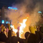 Iranianos protestando contra o governo em Teerã este mês.