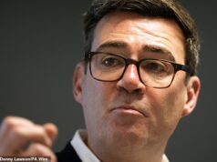 Como o colapso da guerra civil trabalhista se desenrolou: Andy Burnham finalmente faz sua jogada após meses de manobras nada sutis, enquanto os apoiadores dizem que o ‘jogo começou’ para a liderança trabalhista O anúncio de sábado de Andy Burnham foi o culminar de meses de manobras cada vez mais pouco sutis por parte do prefeito de Manchester