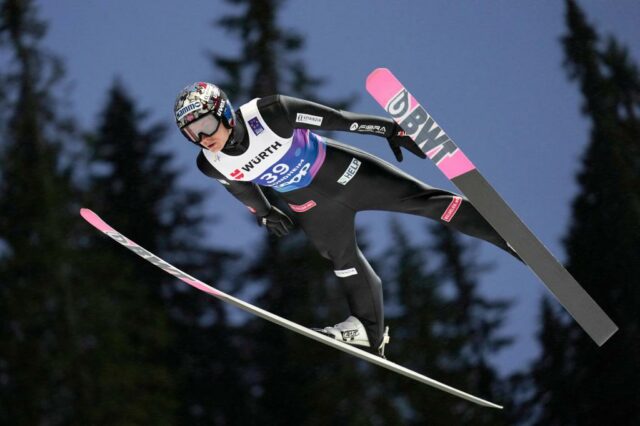 ARQUIVO - Marius Lindvik, da Noruega, posa na competição individual masculina de salto de esqui em grandes colinas no Campeonato Mundial de Esqui Nórdico em Trondheim, Noruega, 8 de março de 2025. (AP Photo/Matthias Schrader, arquivo)