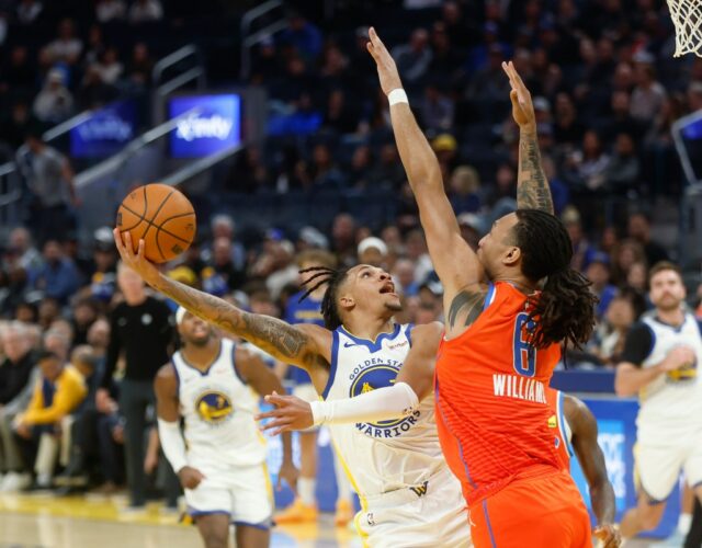 Stephen Curry (30), do Golden State Warriors, assiste ao jogo do banco no primeiro quarto do jogo da NBA no Chase Center em San Francisco, Califórnia, na sexta-feira, 2 de janeiro de 2026. (Jose Carlos Fajardo/Bay Area News Group)